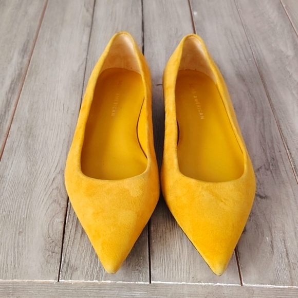 Good American The Statement Flat in Mustard Yellow Suede 5½ - Picture 7 of 13